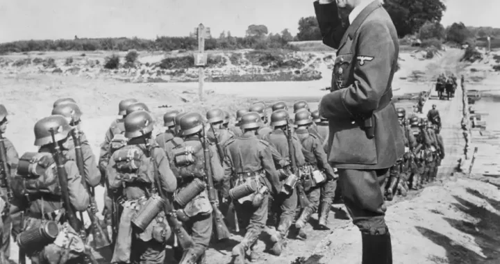 hitler sleduje vojaci