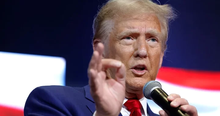 Donald-Trump-Microphone-Georgia-Rally